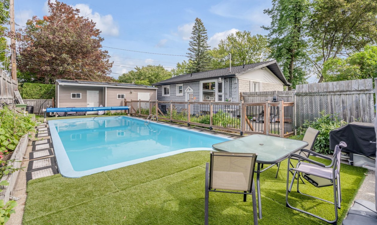 Piscine — 2490 Rue Lionel, Québec
