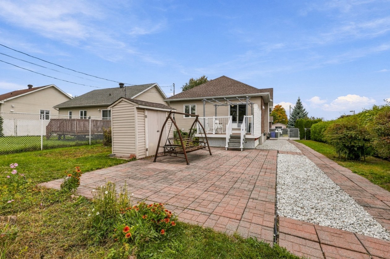 Cour — 8 Rue Cloutier, Gatineau