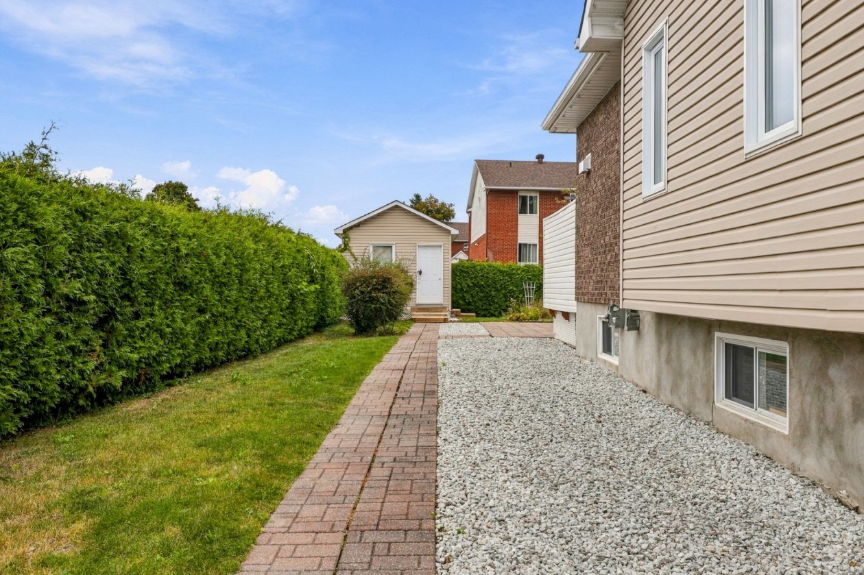 Cour — 8 Rue Cloutier, Gatineau