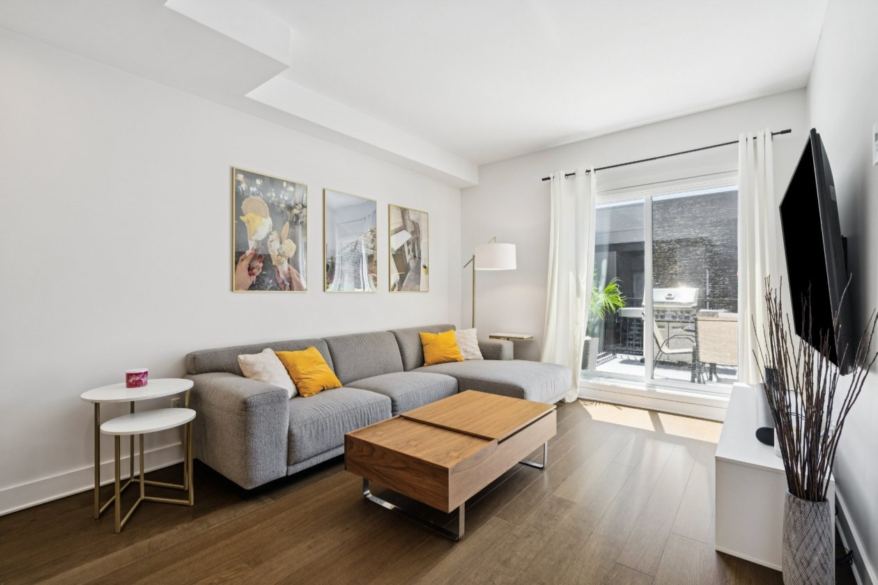Salon — 385 Av. Skaniatarati, Montréal