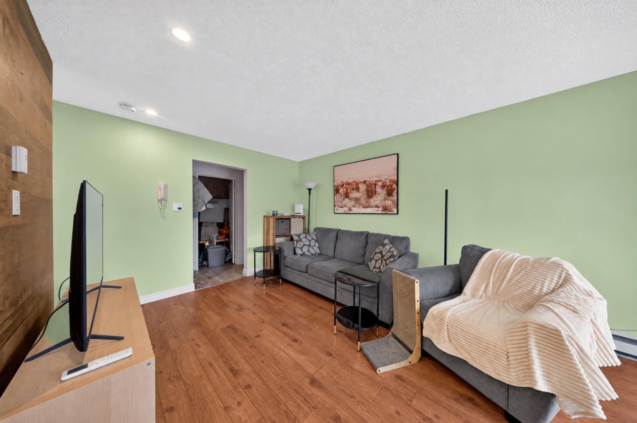 Salon — 1030 Rue Le Corbusier, Granby