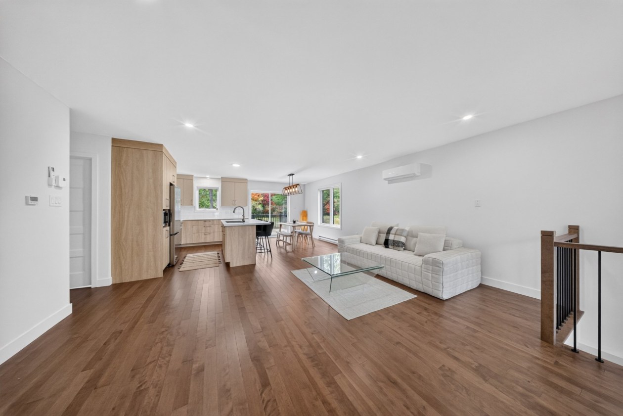 Salon — 566 Route 116, Acton Vale