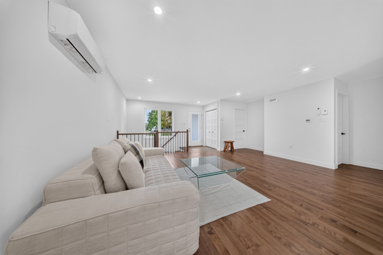 Salon — 566 Route 116, Acton Vale