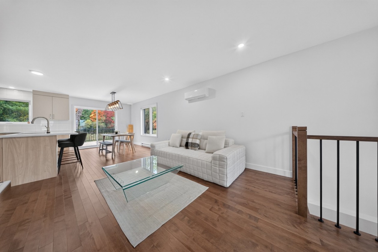 Salon — 566 Route 116, Acton Vale