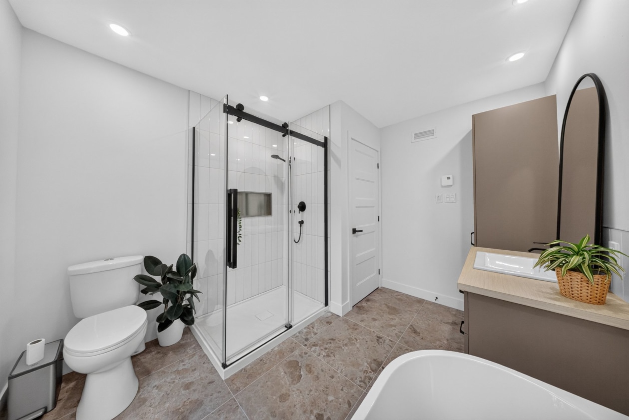 Salle de bains — 566 Route 116, Acton Vale