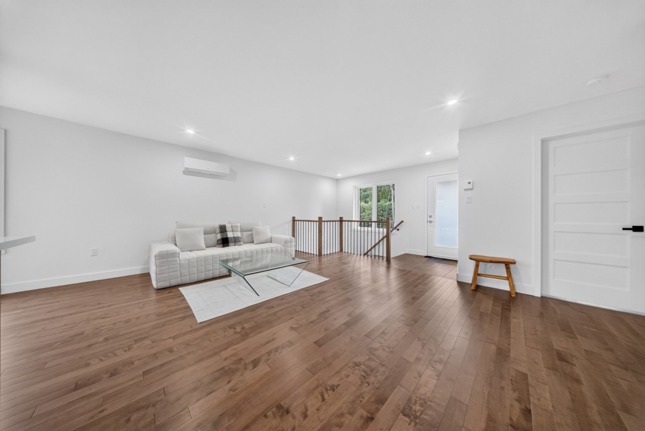 Salon — 566 Route 116, Acton Vale