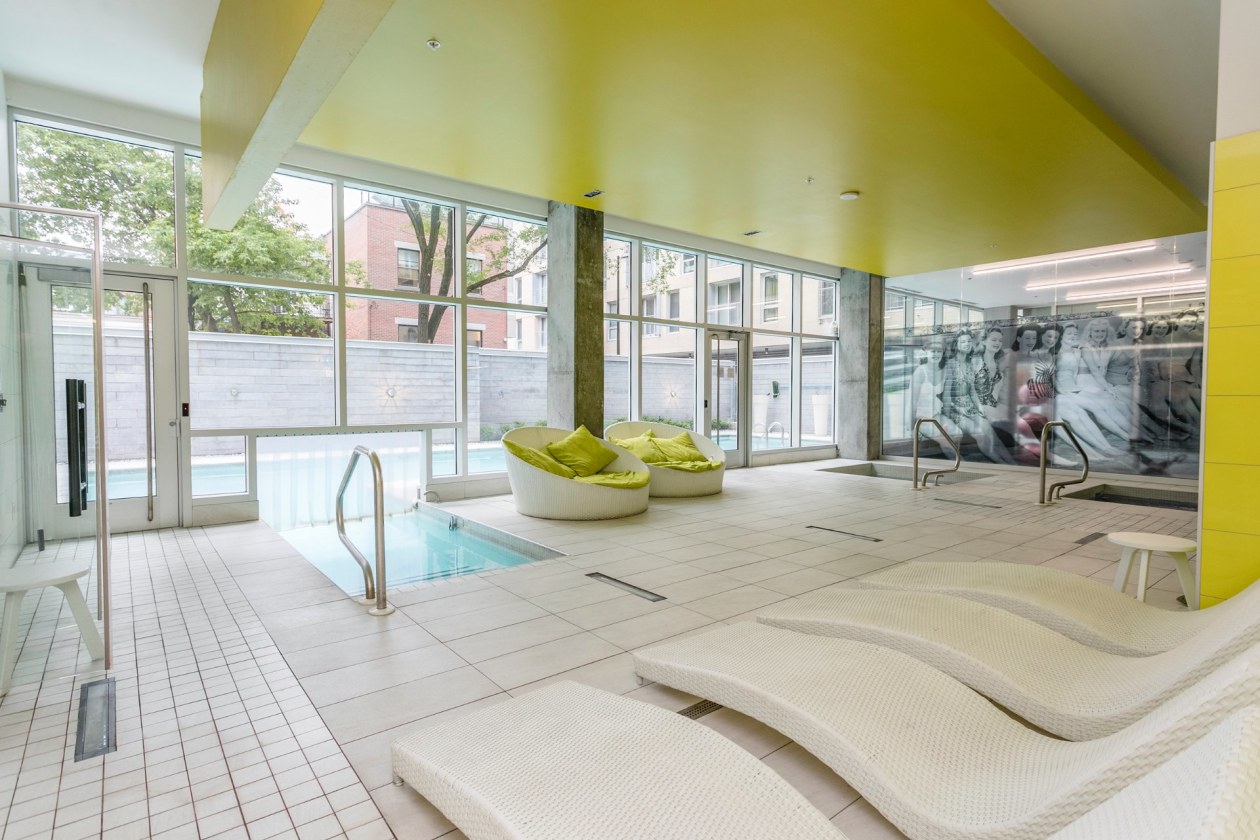 Piscine — 1414 Rue Chomedey, Montréal