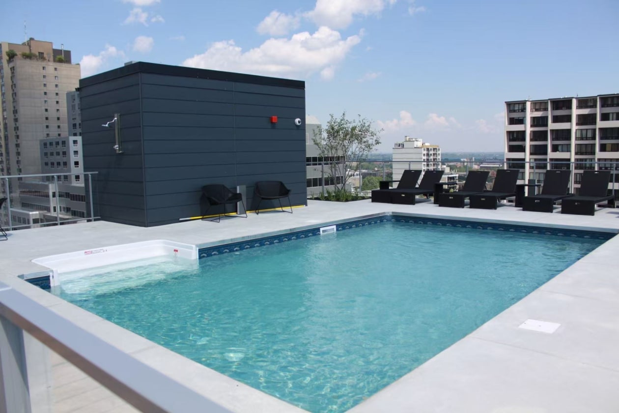 Piscine — 1414 Rue Chomedey, Montréal