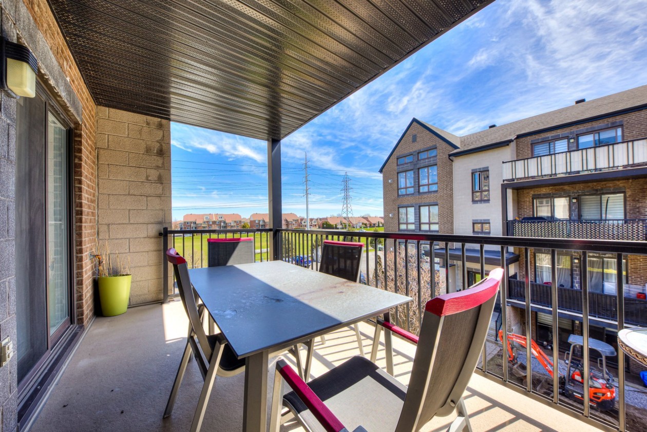 Balcon — 3945 Av. Colomb, Brossard