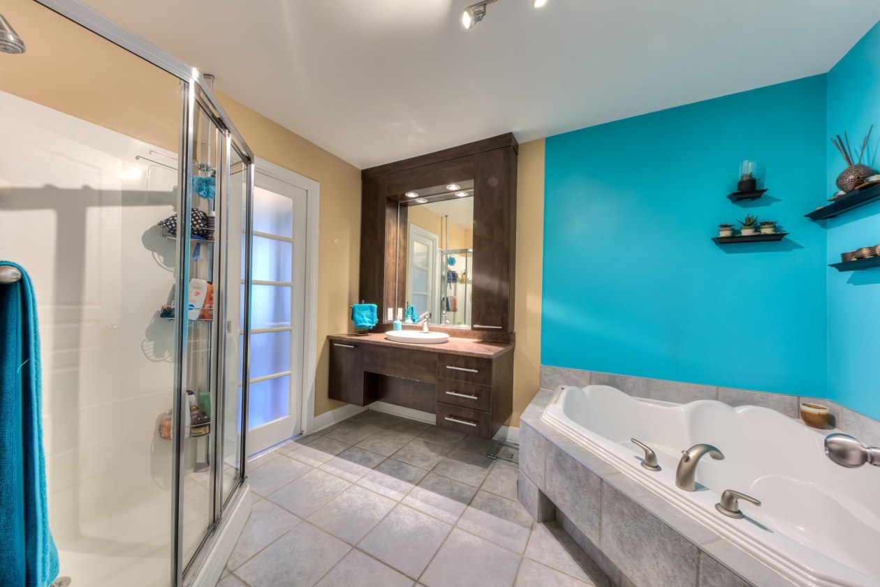 Salle de bains — 3945 Av. Colomb, Brossard