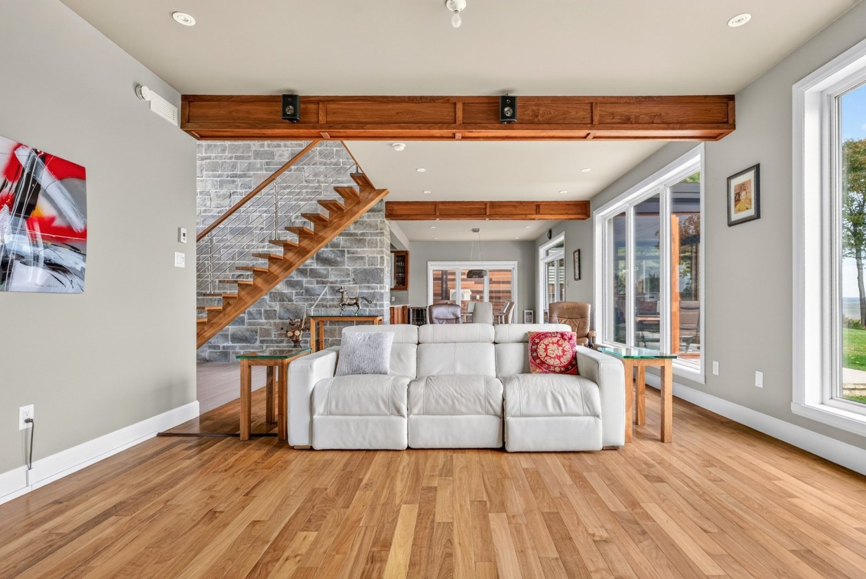 Salon — 401 Route 138, Neuville