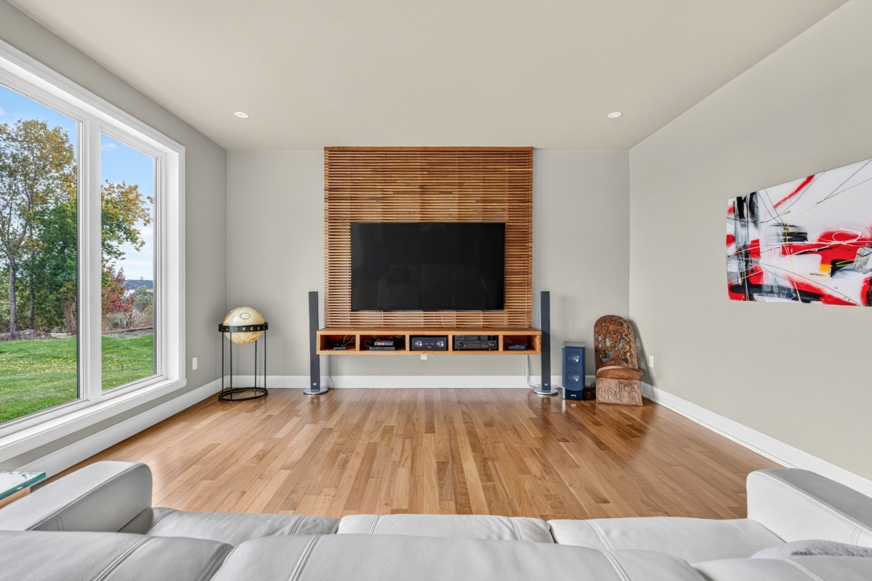 Salon — 401 Route 138, Neuville