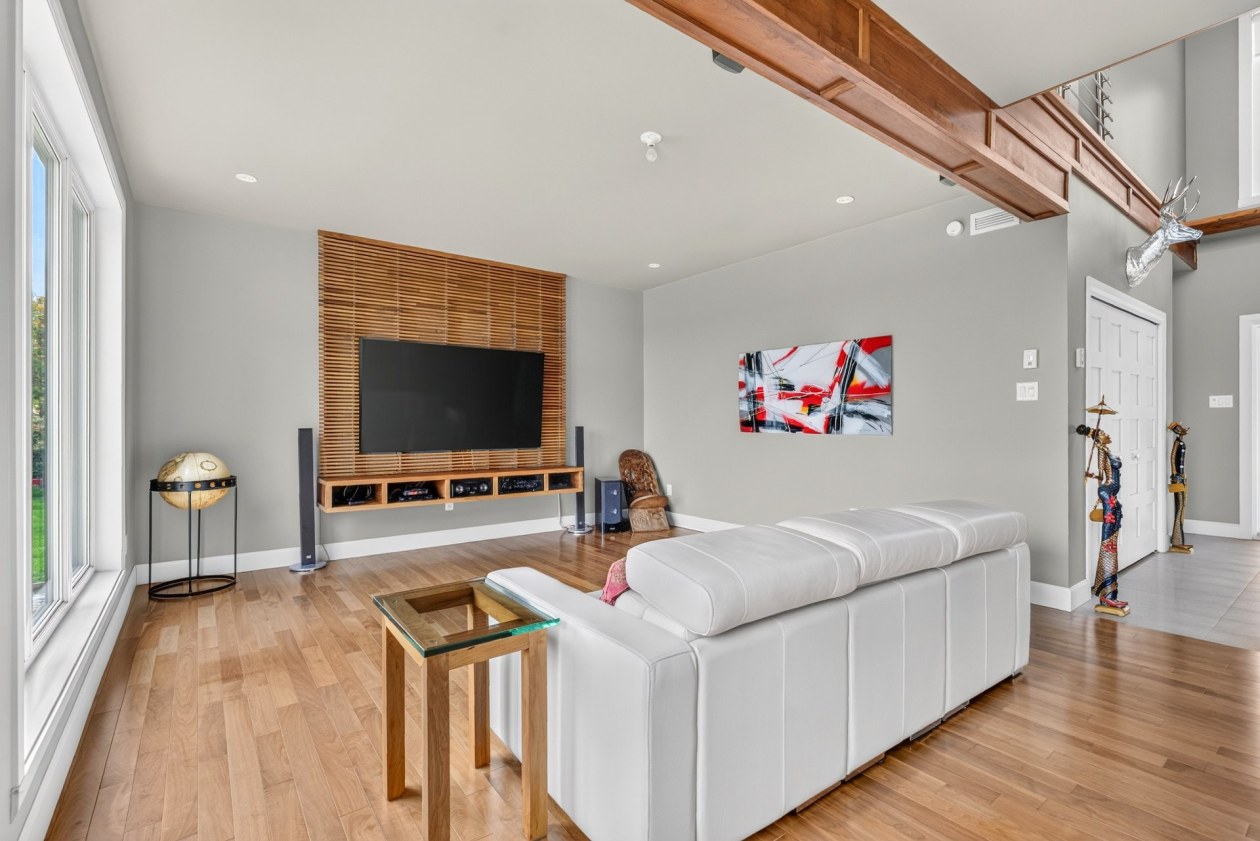 Living room — 401 Route 138, Neuville