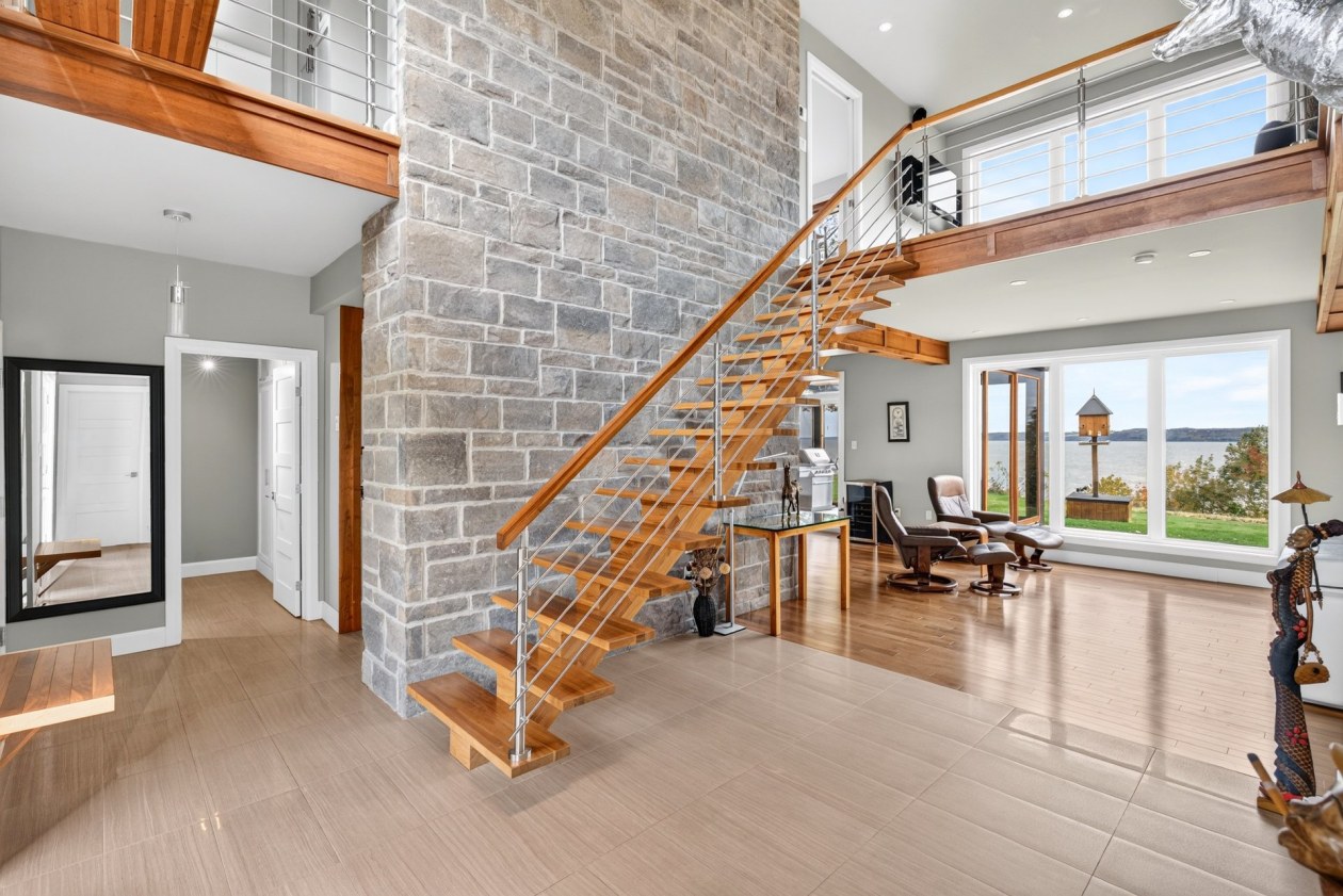 Entrance hall — 401 Route 138, Neuville
