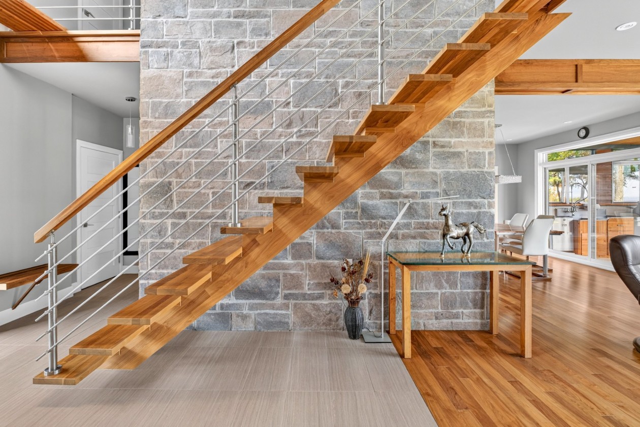 Escalier — 401 Route 138, Neuville