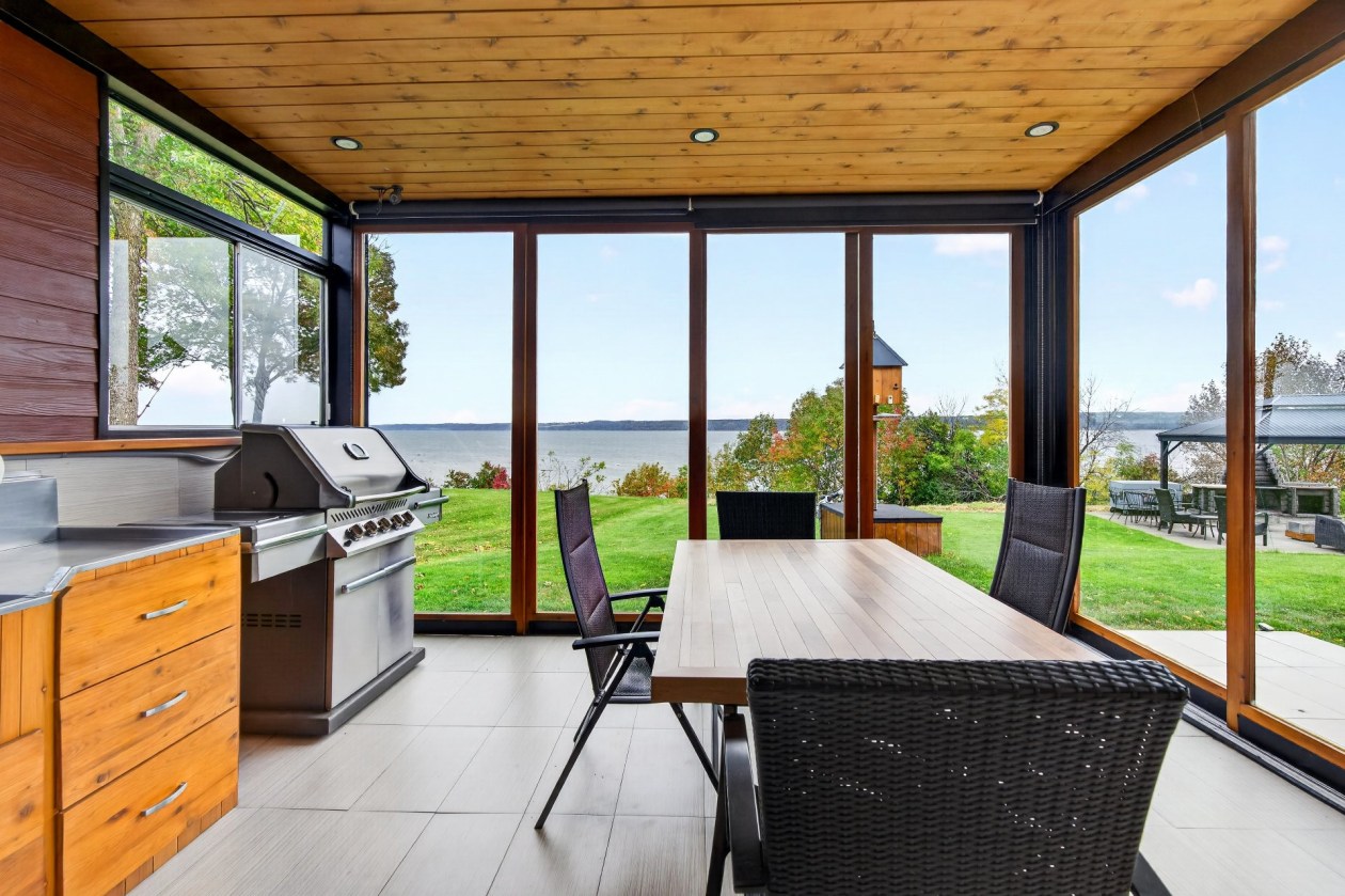 Patio — 401 Route 138, Neuville