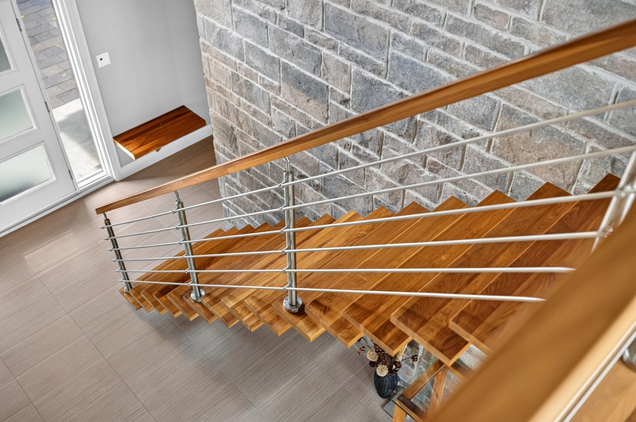 Escalier — 401 Route 138, Neuville