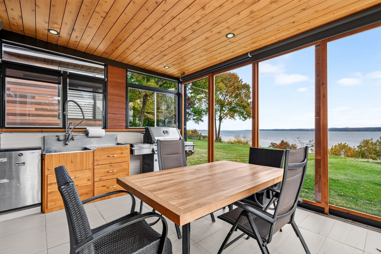 Patio — 401 Route 138, Neuville