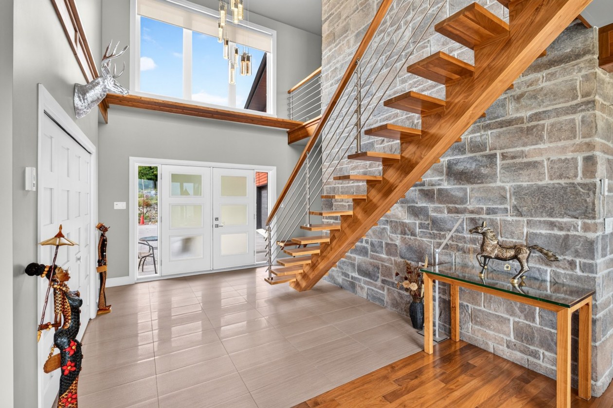 Entrance hall — 401 Route 138, Neuville