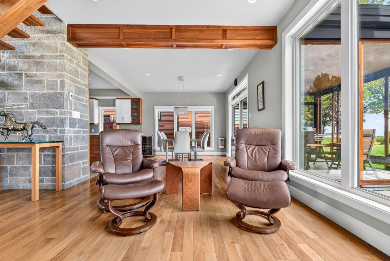 Salon — 401 Route 138, Neuville
