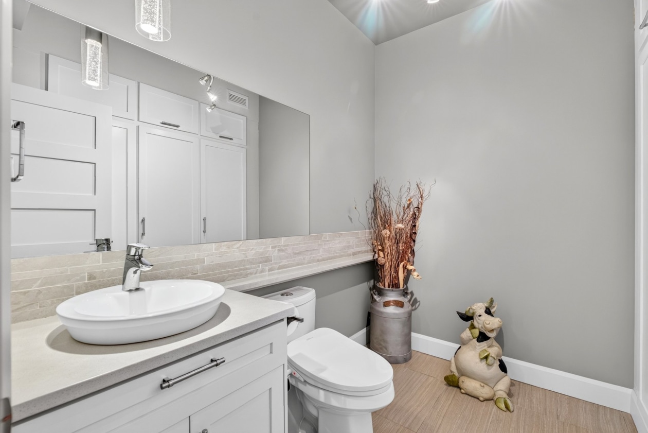 Washroom — 401 Route 138, Neuville