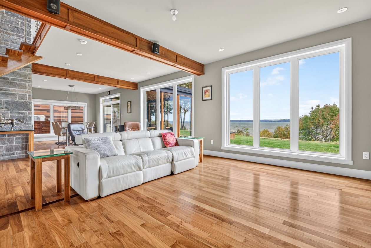 Salon — 401 Route 138, Neuville