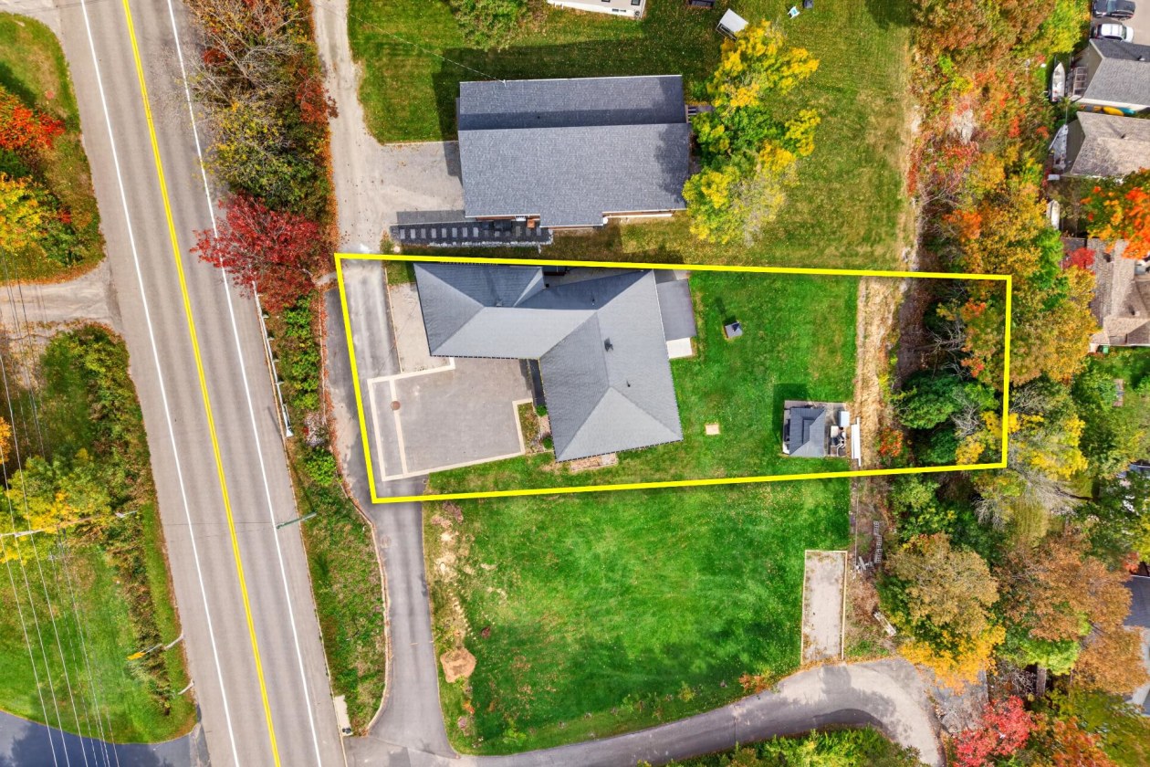 Drone shot — 401 Route 138, Neuville