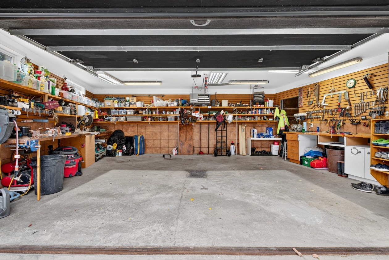 Garage — 401 Route 138, Neuville