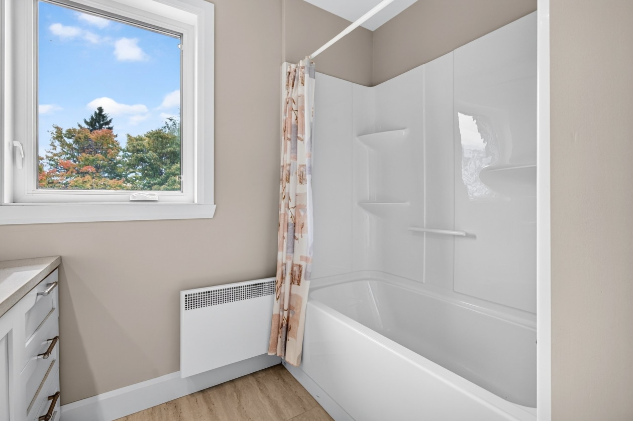 Salle de bains — 401 Route 138, Neuville