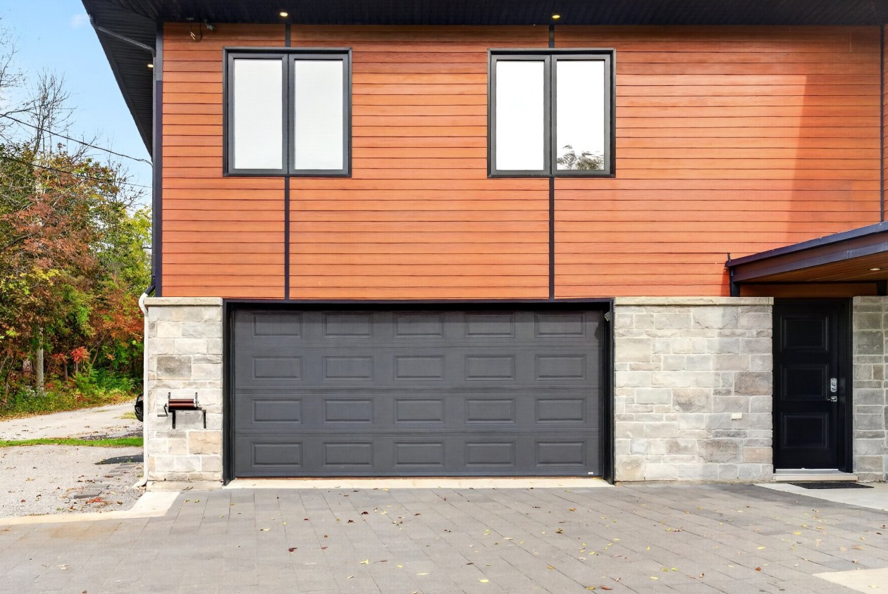 Garage — 401 Route 138, Neuville