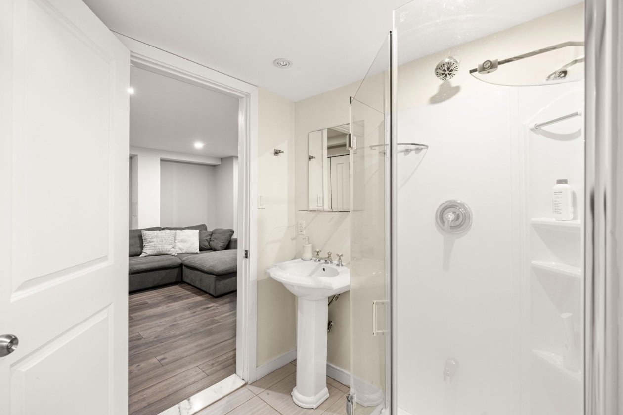 Salle de bains — 5065 Rue Roméo, Montréal