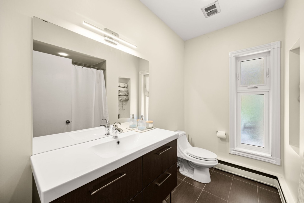 Salle de bains — 5065 Rue Roméo, Montréal
