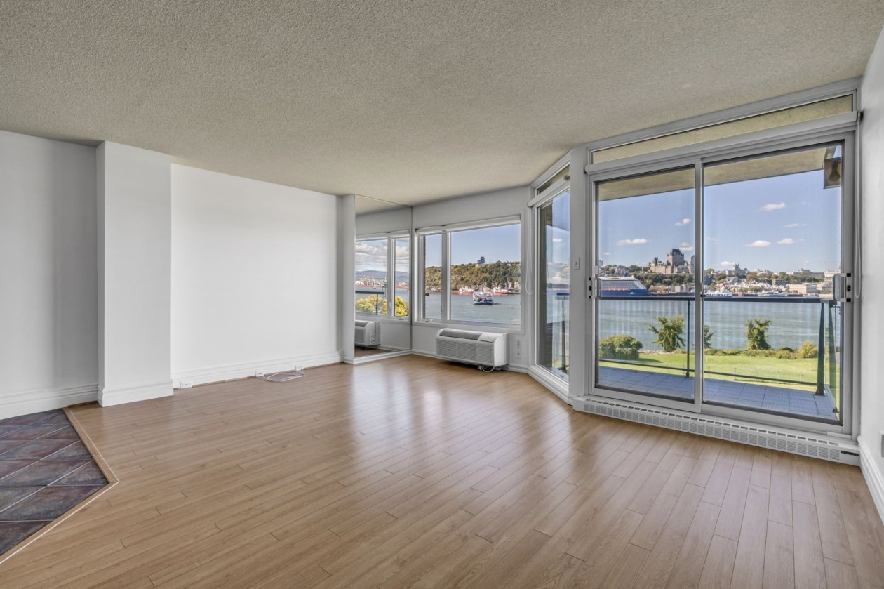 Living room — 5895 Rue St-Laurent, Lévis