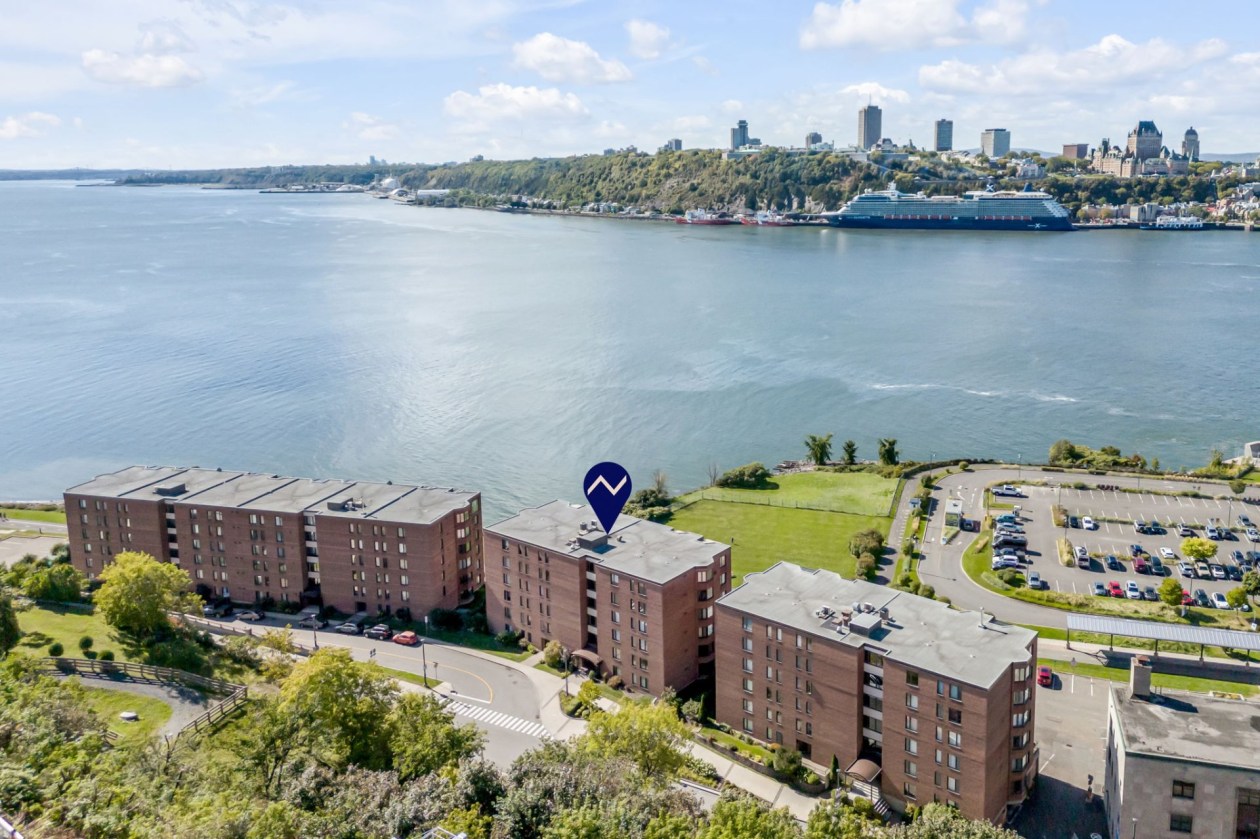 Drone shot — 5895 Rue St-Laurent, Lévis