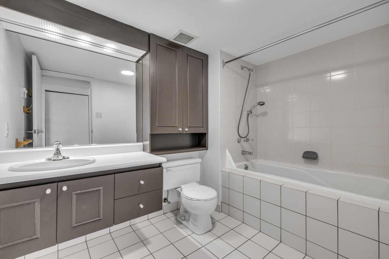 Bathroom — 5895 Rue St-Laurent, Lévis