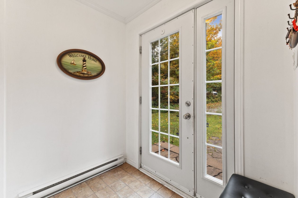 Entrance hall — 12 Rue Joël, Val-des-Monts