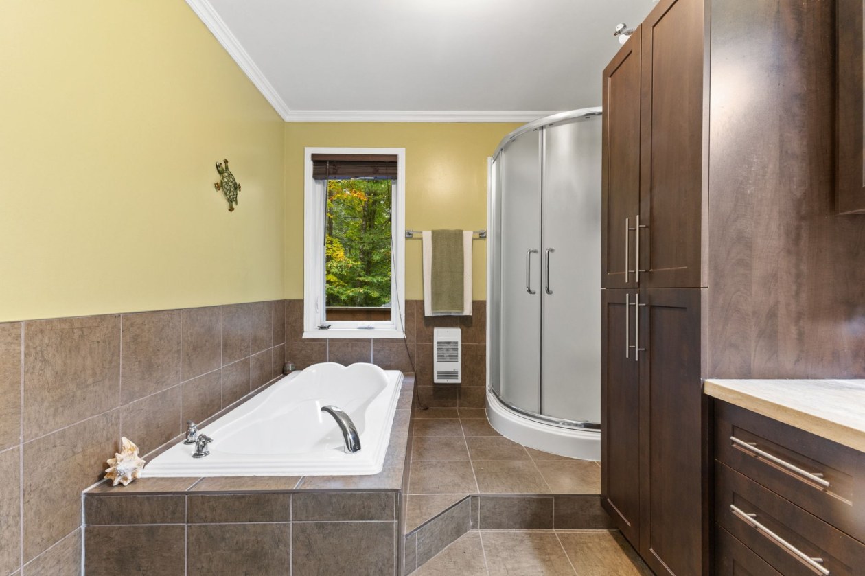 Bathroom — 12 Rue Joël, Val-des-Monts