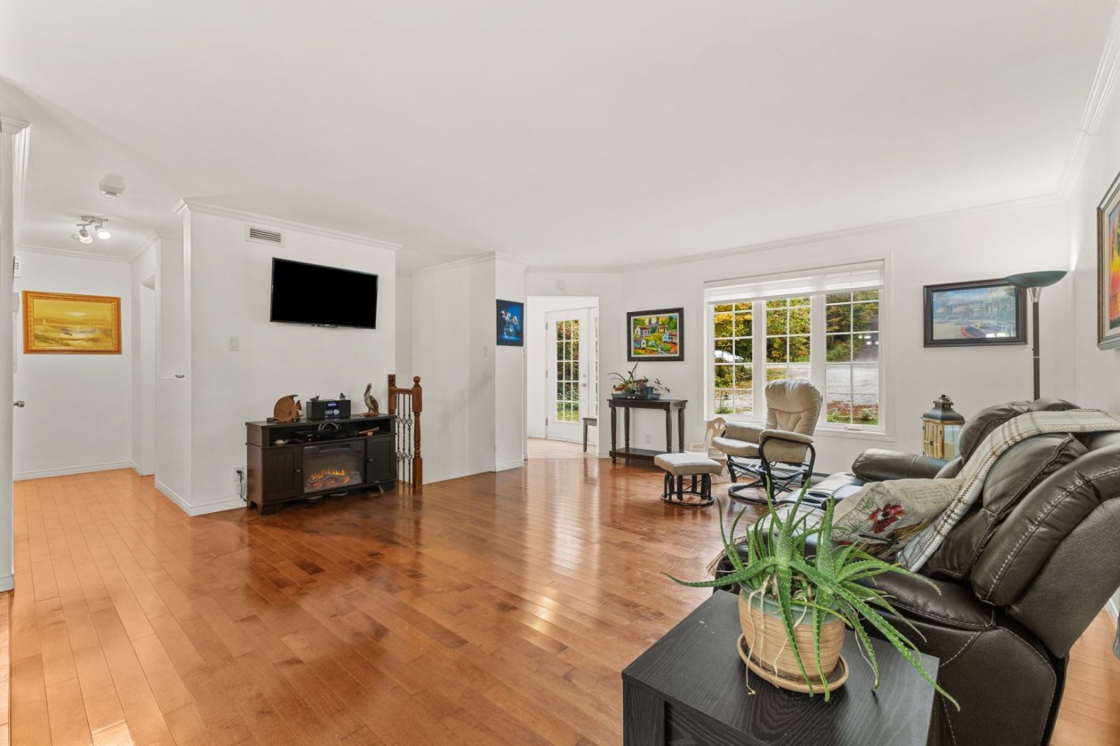 Living room — 12 Rue Joël, Val-des-Monts