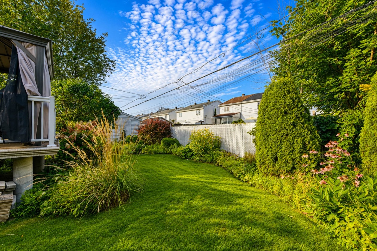 Yard — 999 22e Avenue, Laval