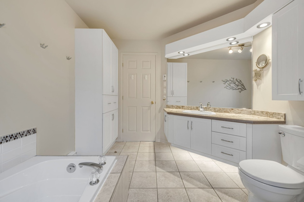 Salle de bains — 896 Rue Ferrant, L'Ancienne-Lorette