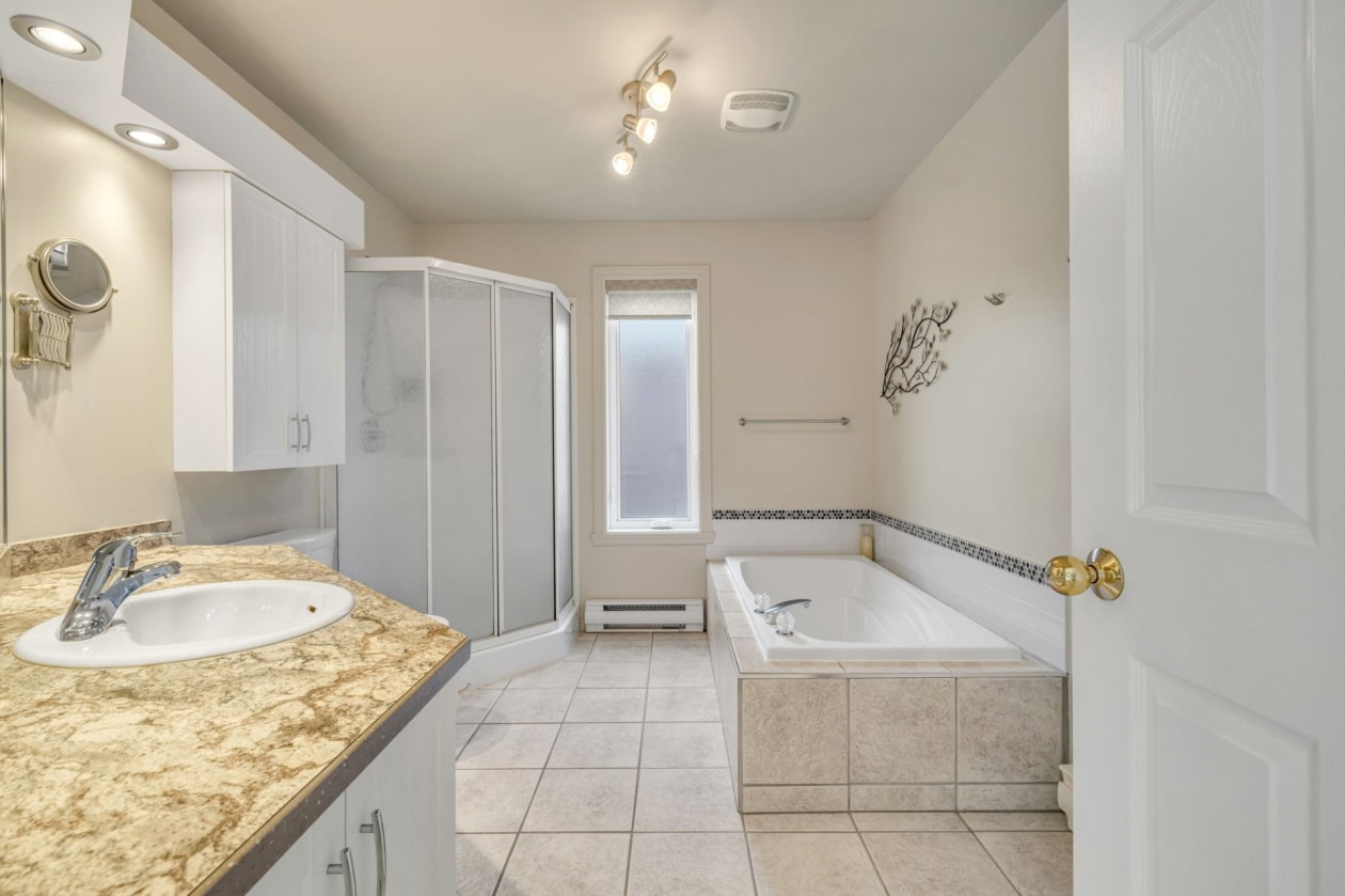 Salle de bains — 896 Rue Ferrant, L'Ancienne-Lorette