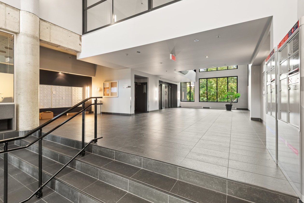 Entrance hall — 1451 Rue Parthenais, Montréal