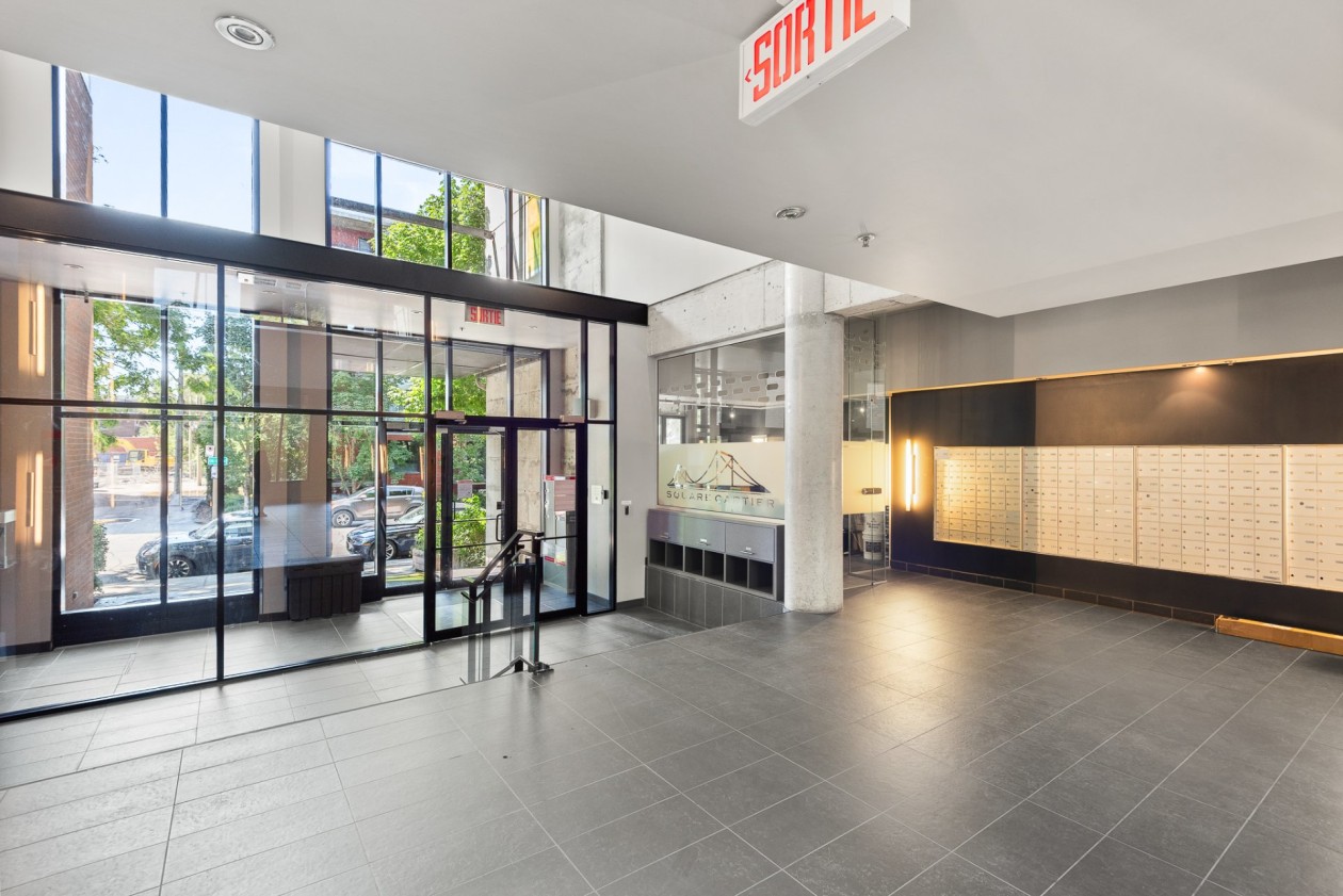 Entrance hall — 1451 Rue Parthenais, Montréal