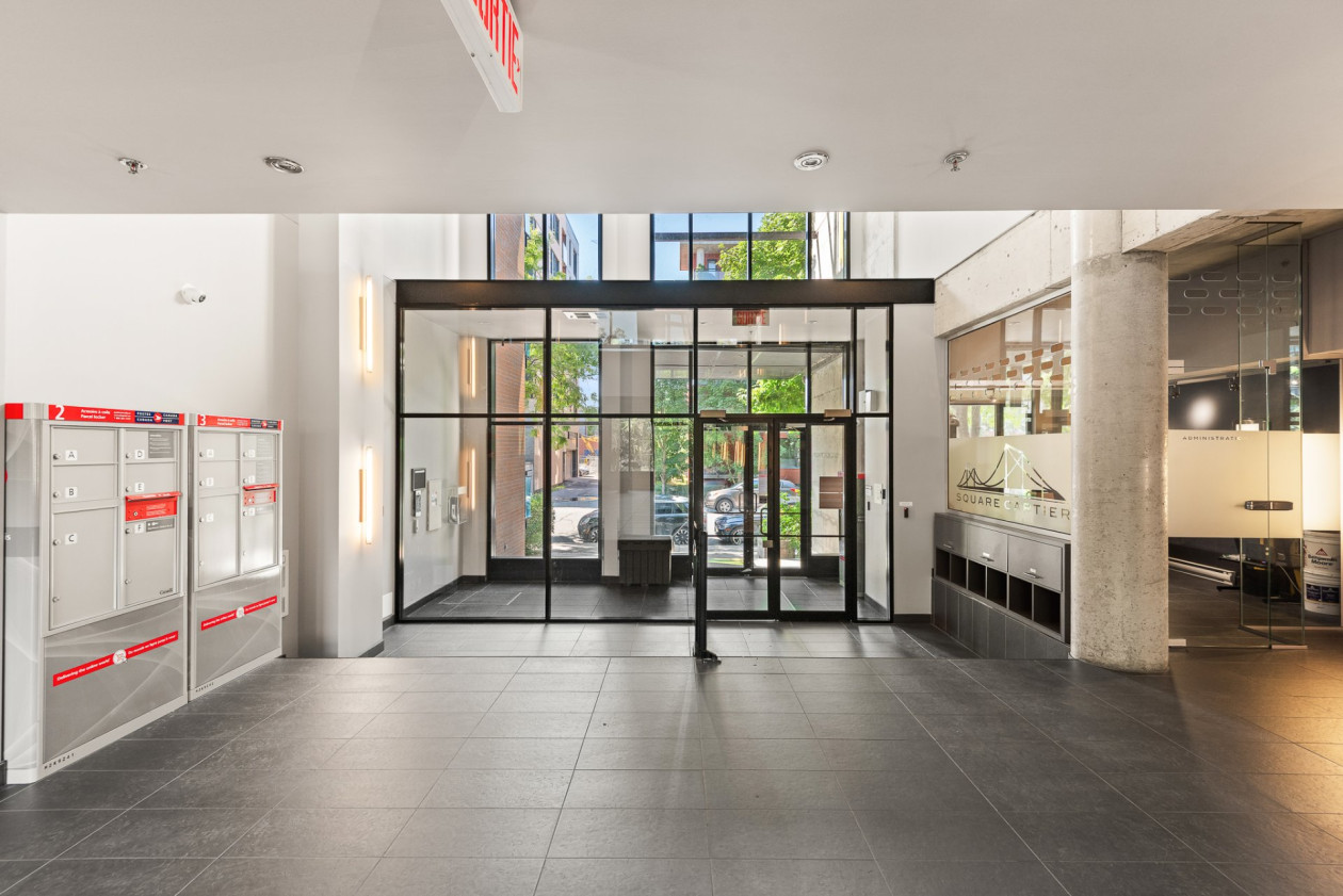 Entrance hall — 1451 Rue Parthenais, Montréal