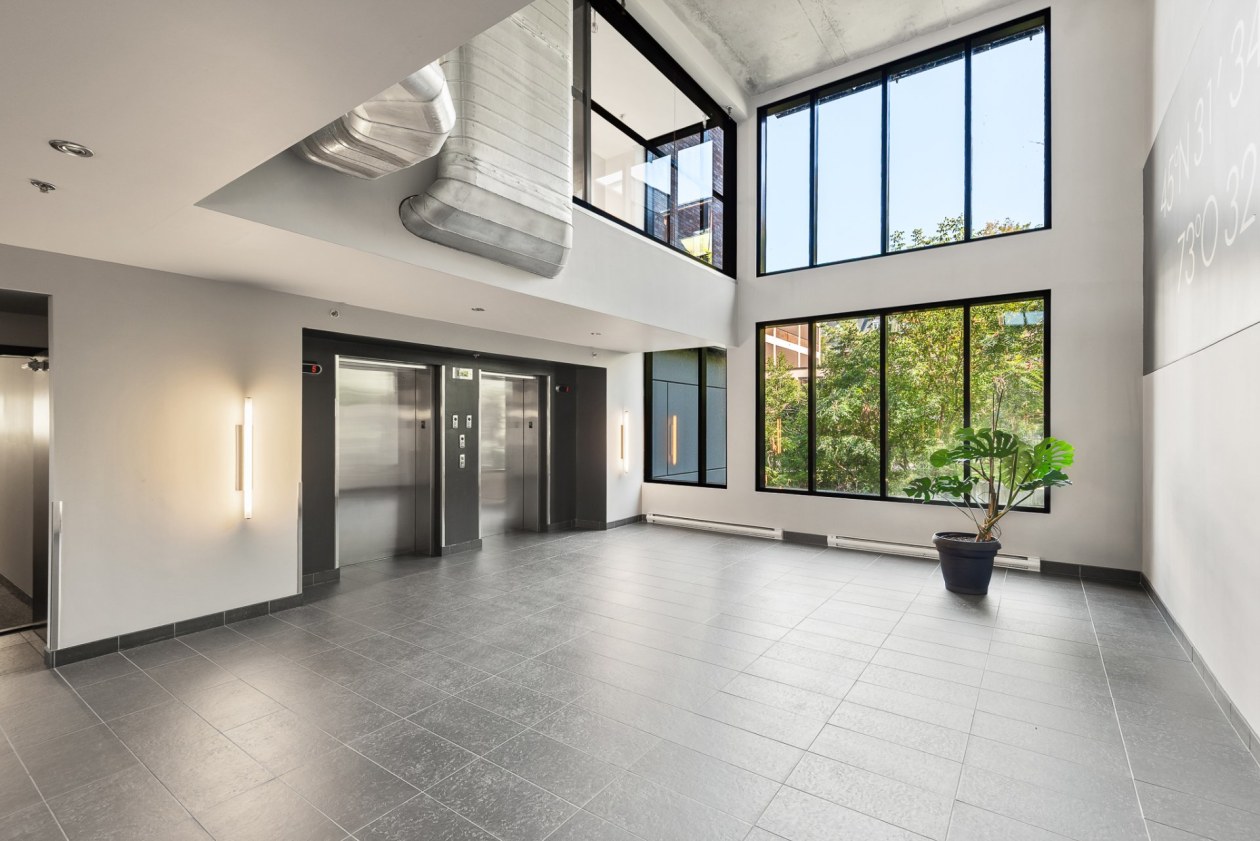 Entrance hall — 1451 Rue Parthenais, Montréal