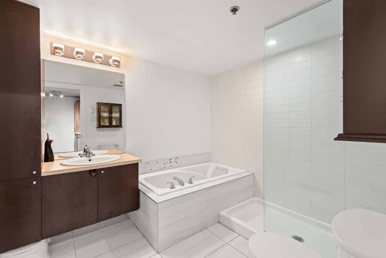 Bathroom — 1451 Rue Parthenais, Montréal