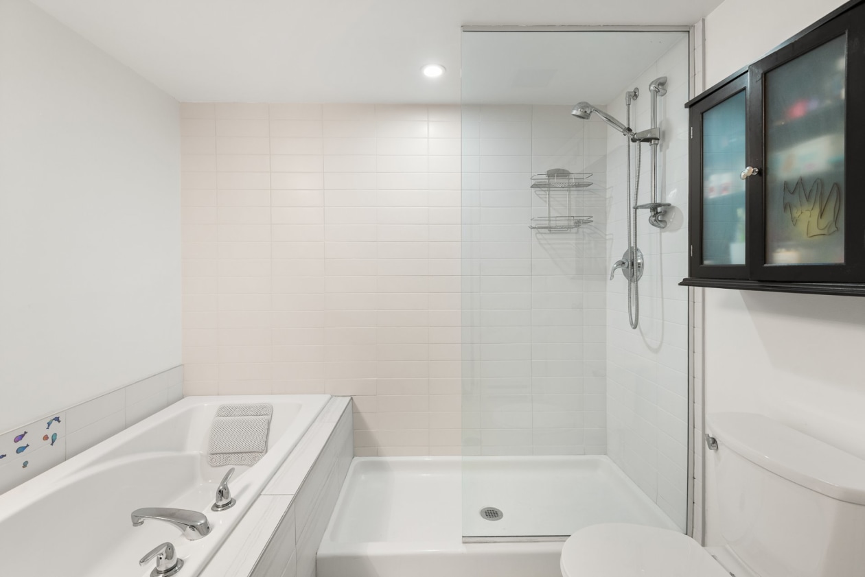 Bathroom — 1451 Rue Parthenais, Montréal