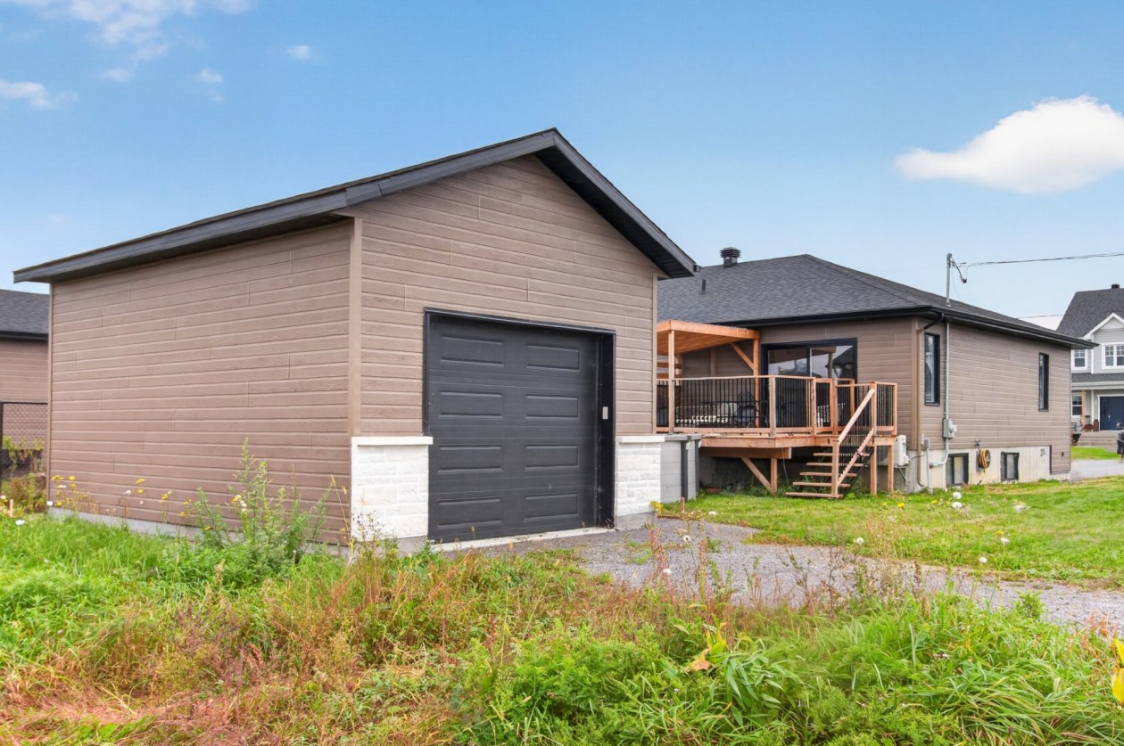 Garage — 70 Rue Massicotte, Champlain