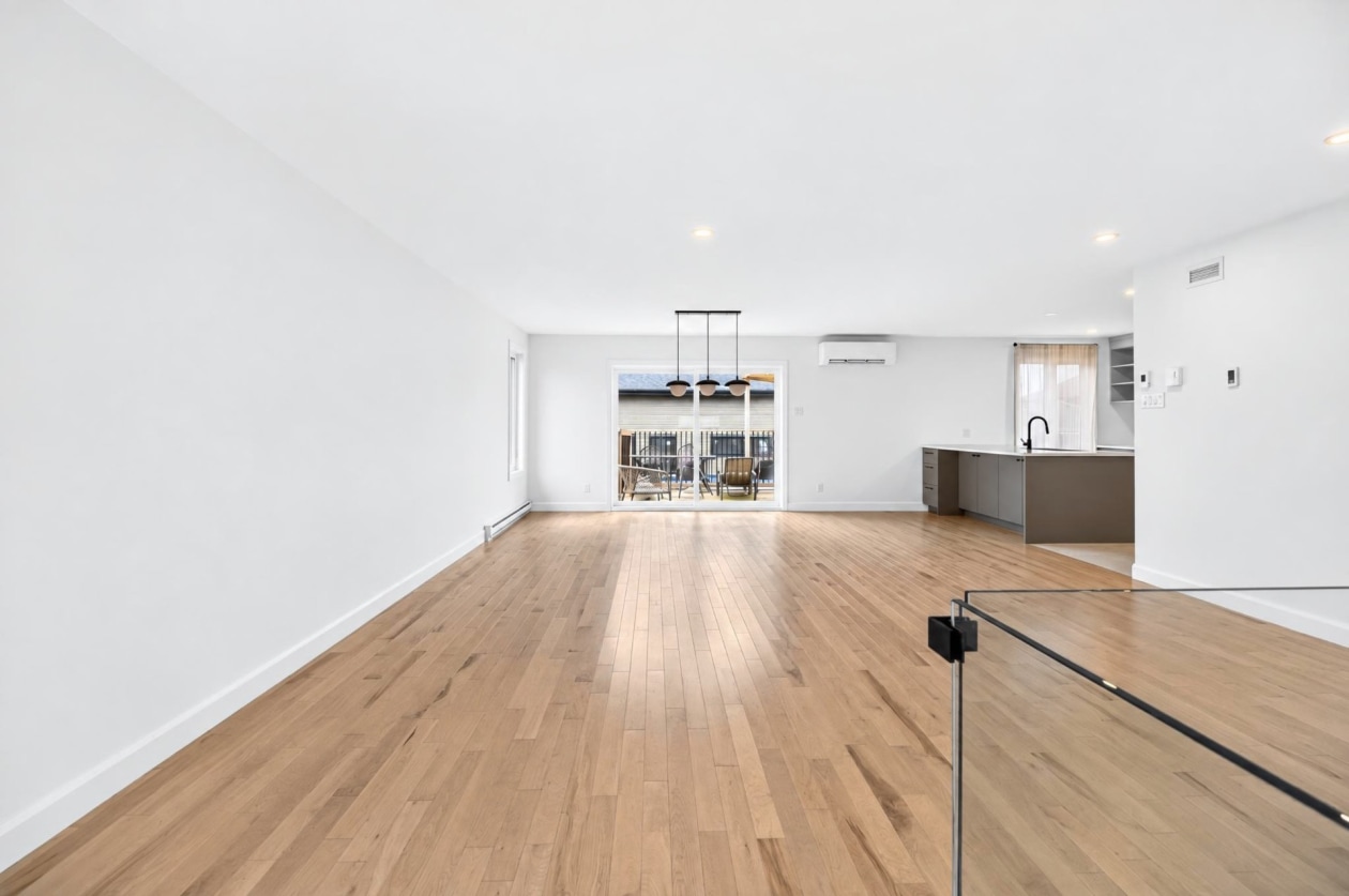 Salon — 70 Rue Massicotte, Champlain