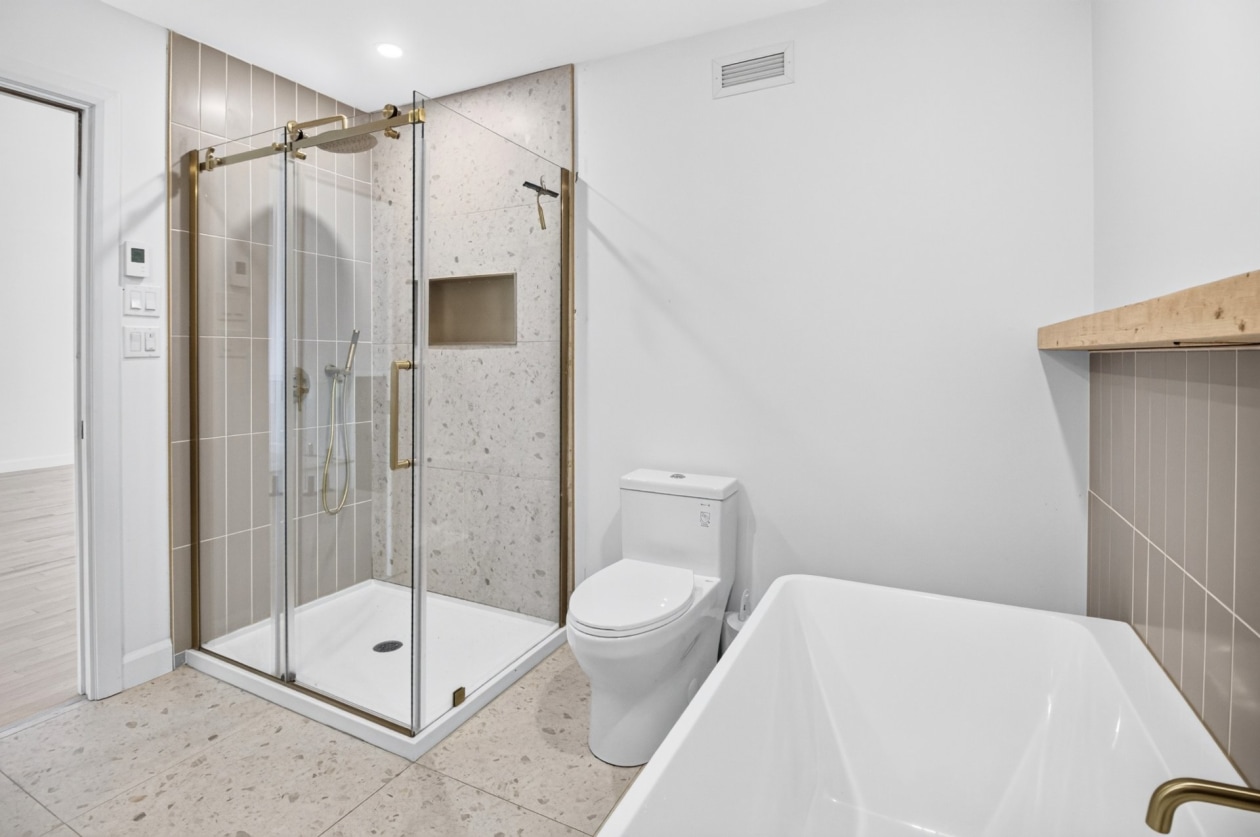 Salle de bains — 70 Rue Massicotte, Champlain
